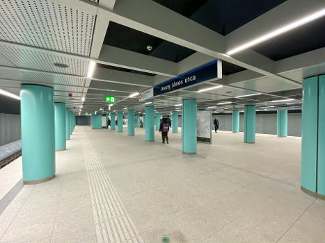 Metrobahnhof Arany János utca