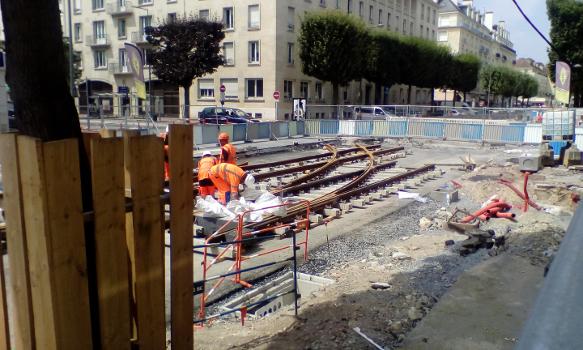 aiguillage pour la future extension du tramway de Caen à l'angle de la rue de Bernières et de l'avenue du 6-Juin