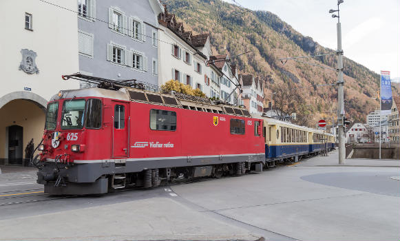 Aus Arosa kommend zieht die Ge 4/4 II Nr. 625 "Küblis" den Alpine Classic Pullman Express durch die Strassen von Chur