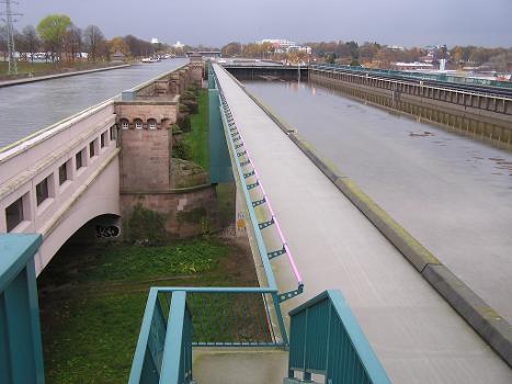 Blick auf die alte und neue Kanalbrücke, Wasserstarßenkreuz Minden:Die neue Brücke ist wegen Inspektionsarbeiten trocken gelegt.