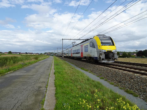 Train S6 approchant d'Idegem