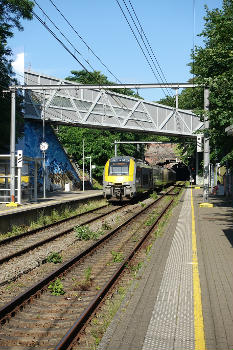 Un train S5 Enghien-Hal-Bruxelles-Luxembourg-Malines quitte la gare de Vivier d'Oie en direction du tunnel sous le bois de la Cambre.