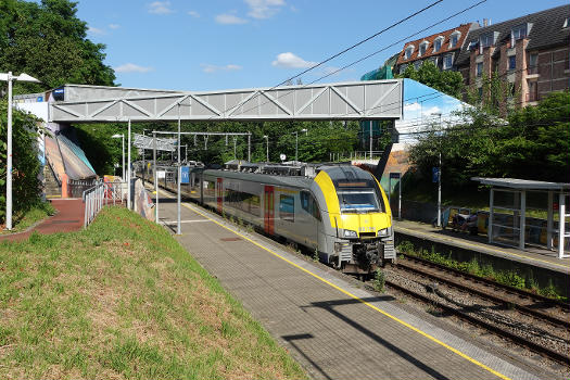 Départ d'un train S19, Charleroi - Brussels-Airport, de la gare de Vivier d'Oie.