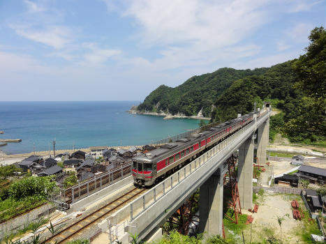 A JR West KiHa 189 series DMU on a limited express service crossing the Amarube Viaduct on the Sanin Main Line