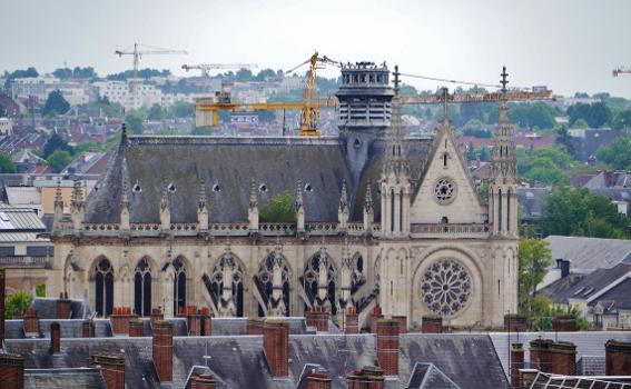 Église Saint-Rémi d'Amiens:Blick von der Kathedrale Unserer Lieben Frau auf die Kirche St. Remigius, Amiens, Département Somme, Region Oberfrankreich (ehemals Picardie), Frankreich