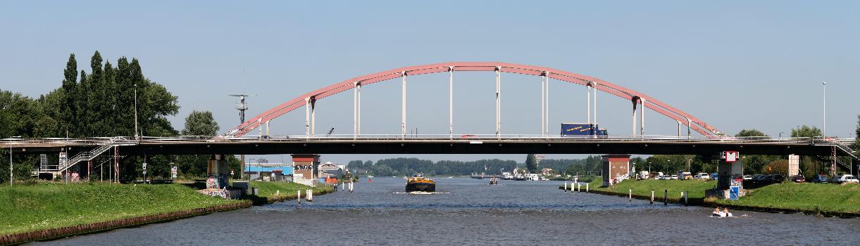 The Amsterdamsebrug (Amsterdam bridge) in Amsterdam, Holland.