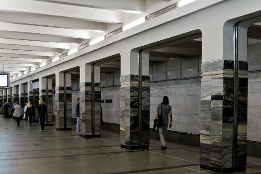 Akademiya Nauk Metro Station