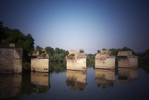 Vestiges des piles de l' ancien pont de Poissy vu depuis la berge de Poissy côté amont