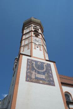 Wallfahrtskirche St. Nikolaus und Elisabeth:Klosterkirche Andechs in Andechs im Landkreis Starnberg (Bayern/Deutschland), Turm mit Sonnenuhr und Zwiebelhaube