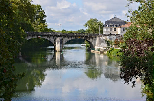 Bras de la Charente et partie nord du pont de Saint-Cybard, vus de l'île Marquais, Angoulême, Charente, France.