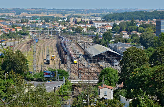 Vue de la gare et des voies depuis le boulevard Pasteur, Angoulême, Charente, France