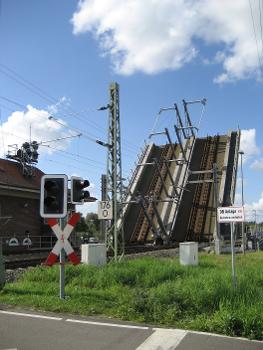 Die hochgeklappte Eisenbahn-Peenebrücke in Anklam.