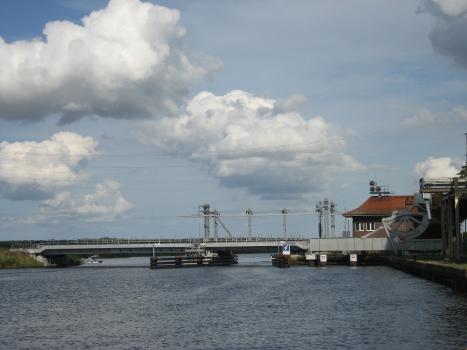 Die Eisenbahn-Peenebrücke in Anklam.