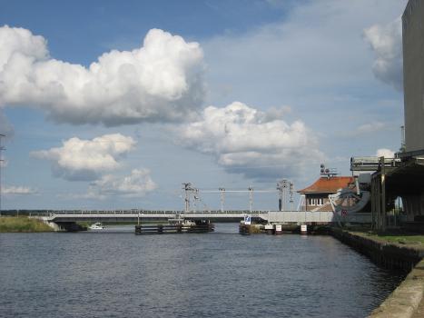 Die Eisenbahn-Peenebrücke in Anklam.