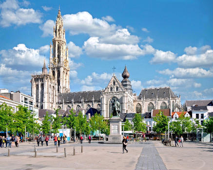 Kathedrale von Antwerpen : Mit 117m Länge, 40m hohem Langhaus und dem 123m hohem Turm, dessen Spitze aus Doornijker Kalkstein um 1500 vollendet wurde, ist die Kathedrale von Antwerpen die größte Kirche Belgiens