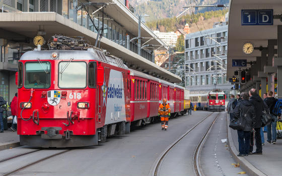 Der Zug nach Arosa startet in Chur auf dem Bahnhofplatz