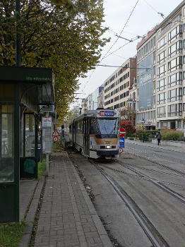 Arrêt de tram G.J. Martin. Arrivée d'un tram depuis la trémie sortant de Montgomery.