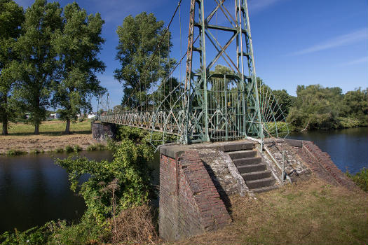 Seilhängebrücke am Kaltenborn:Im Jahr 1990 stellt eine gutachterliche Untersuchung fest, dass die Brücke nicht mehr standsicher ist. Daher wird sie beidseitig durch Gitterkonstruktionen gegen Betreten gesichert.