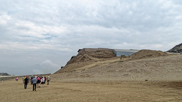 Mondpyramide in Huaca de la Luna. Die erste Plattform wurde als Stufenpyramide über mehrere Jahrhunderte angelegt. In den Räumen sind sehr gut erhaltene Reliefs, die bei der vielfachen Überbauung mehrmals übermalt worden sind. Die dritte Überbauung wird aufgrund von gefundener Keramik auf die mittlere Moche Zeit vom 3. Jahrhundert nach Christi datiert.