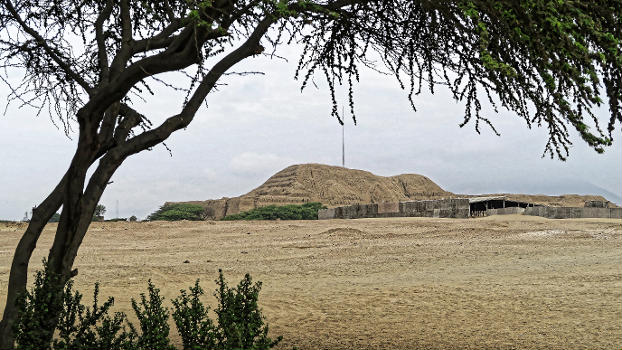 Mondpyramide in Huaca de la Luna. Die erste Plattform wurde als Stufenpyramide über mehrere Jahrhunderte angelegt. In den Räumen sind sehr gut erhaltene Reliefs, die bei der vielfachen Überbauung mehrmals übermalt worden sind. Die dritte Überbauung wird aufgrund von gefundener Keramik auf die mittlere Moche Zeit vom 3. Jahrhundert nach Christi datiert.