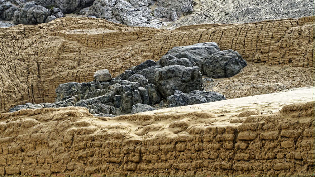 Mondpyramide in Huaca de la Luna. Die erste Plattform wurde als Stufenpyramide über mehrere Jahrhunderte angelegt. In den Räumen sind sehr gut erhaltene Reliefs, die bei der vielfachen Überbauung mehrmals übermalt worden sind. Die dritte Überbauung wird aufgrund von gefundener Keramik auf die mittlere Moche Zeit vom 3. Jahrhundert nach Christi datiert.