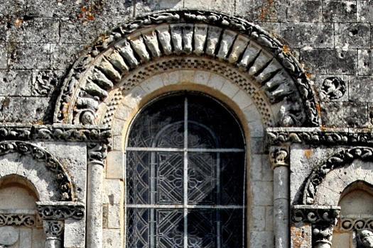 Pfarrkirche Saint-Pierre-de-Pérignac, Archivoltenfenster, mit Pferdeköpfen