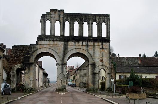 Autun (Saône-et-Loire)
Porte d'Arroux (Ier siècle av. J.C.) : L'enceinte antique d'Autun était percée de quatre portes monumentales, dont trois substistent. 
La porte d'Arroux, au nord; la porte Saint-André, à l'est; la porte Saint-Andoche, dont il ne subsiste qu'une tour, à l'ouest; la porte de Rome, qui a disparu, au sud.
Les quatre portes sont bâties sur le même modèle : deux grandes arches jumelles, pour le passage des chariots, encadrées de deux petites arches pour celui des piétons. Ces arches sont encadrées de deux tours en fer à cheval. Les arches sont surmontées d’une galerie. Les décors de chacune des portes sont par contre différents. Des indices suggèrent qu'il y avait des accès secondaires.
La porte d'Arroux était sur la Via Agrippa qui reliait Saintes (Mediolanum Santonum) à Lyon (Lugdunum) en passant par Clermont-Ferrand (Augustonemetum) et Limoges ( Augustoritum). 
A l'extrémité nord de la principale rue de la ville -cardo maximus), la porte d'Arroux ouvrait en direction de Sens. 
Construite en "grand appareil" les grandes baies centrales étaient fermées par des herses et les petites baies par de simples battants.
Au Moyen-Âge, on avait appliqué une petite chapelle contre le pilier central. Chapelle dédiée à la Vierge et qui sera démolie en 1780.