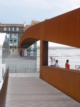 Passerelle d'accès du Centre culturel international Oscar Niemeyer