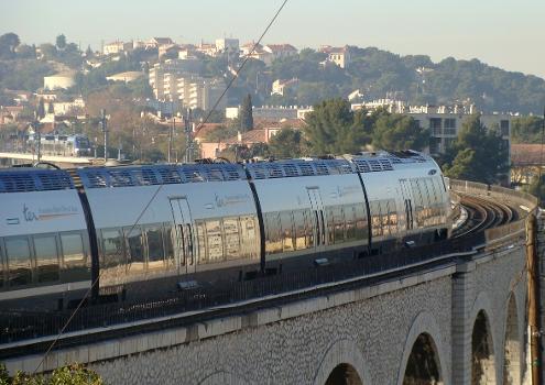Une rame TER montant vers Aix sur le viaduc des Aygalades:Une rame descendante l'attend pour croiser en gare de Saint-Antoine