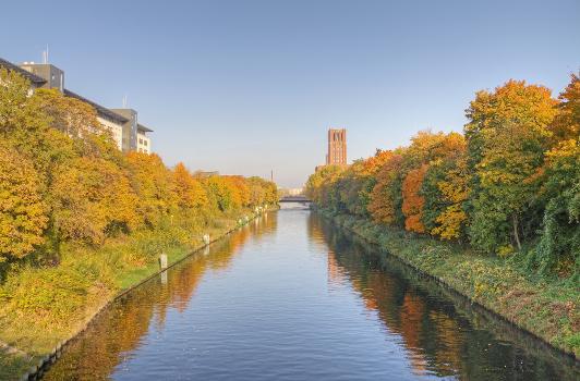 Berlin-Tempelhof. Teltowkanal im Herbst. Im Hintergrund zu sehen: Ullsteinhaus – Uhrturm
