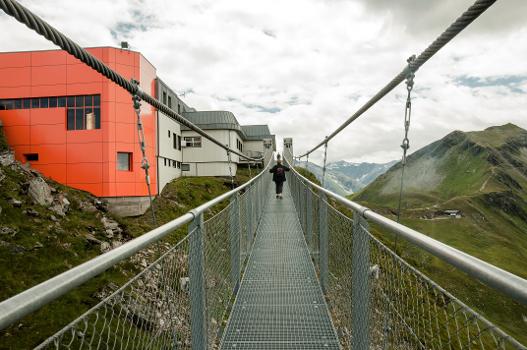 Die Hängebrücke von der Bergstation der Gasteiner Bergbahnen zum Gipfel des Stubnerkogels (2246 m)