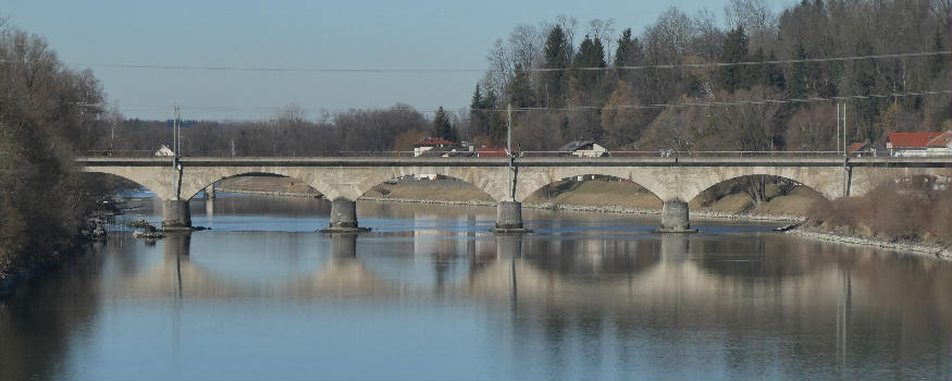 Rosenheim / Stephanskirchen, die Innbrücke der Bahnlinie nach Salzburg von Südosten gesehen.