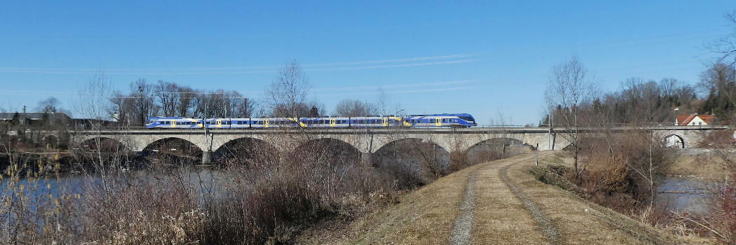 Rosenheim / Stephanskirchen, die Innbrücke der Bahnlinie nach Salzburg mit einem BRB-Zug (Stadler Flirt 3) von Südosten gesehen.