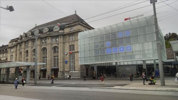 Blick von Südosten auf die Front und den neuen Hauptzugang des St. Galler Bahnhofs:Rechts der Glaskubus mit der binären Uhr, links das alte Bahnhofgebäude.