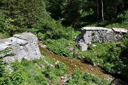 Barrage-écluse de la Joux Verte : Les vestiges de l'ancien barrage-écluse de la Joux Verte, datant du XVIIe siècle, situé sur l'Eau Froide, rivière qui sépare les communes de Villeneuve (à gauche) et de Corbeyrier (à droite), dans le canton de Vaud, en Suisse.