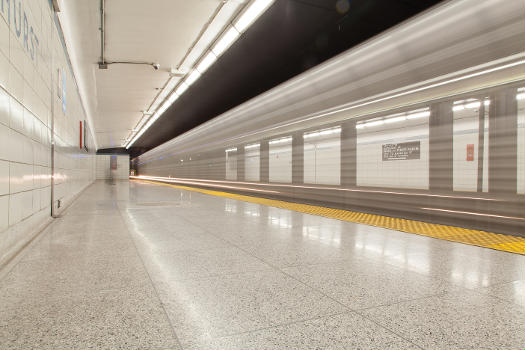 Station de métro Bathurst