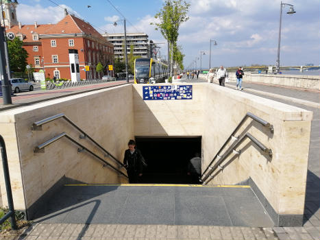 Batthyany ter Station entrance