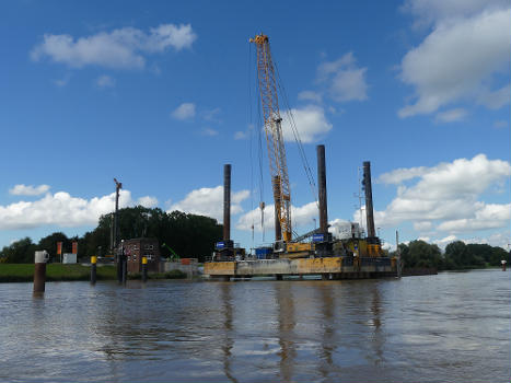 Bauarbeiten an der neuen Friesenbrücke, Überfahrt mit der Friesenfähre.