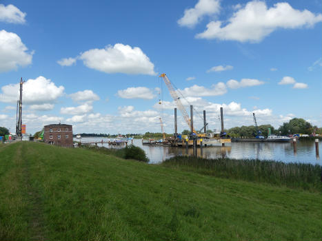 Bauarbeiten an der neuen Friesenbrücke.