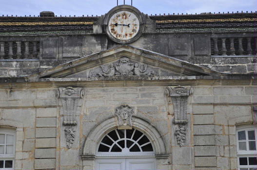 Beaumont-sur-Vingeanne - Château - Détail de la façade principale : horloge, toit vernissé bourguignon, bas-relief représentant l'automne