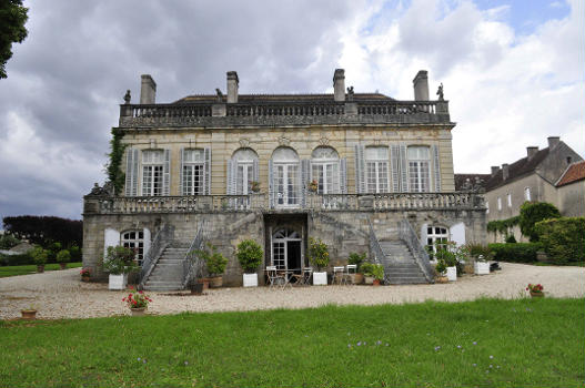 Beaumont-sur-Vingeanne : château (vue du parc) : entrée de l'orangerie.