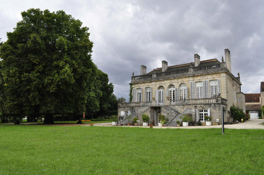 Beaumont-sur-Vingeanne : château (vue jardin)
