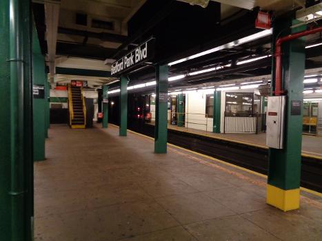Looking south on the Norwood-bound platform of the Bedford Park Boulevard station of the IND Concourse Line in Bedford Park, Bronx:Note the control tower to the right on the Manhattan-bound platform.
