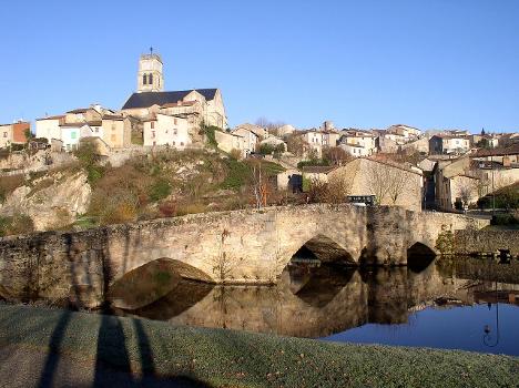 L'église Notre-Dame de Bellac et le vieux pont sur le Vincou