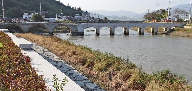 The Beolgyo Stone Arch Bridge spans the Beolgyo River in Beolgyo, South Jeolla Province, South Korea:Beolgyo Arch Bridge was originally built in 1729 and then called the Rainbow Bridge. Restored in 1737 and 1844 the bridge takes ist present form from work completed in 1984.
Beolgyo Arch Bridge is Treasure # 304.