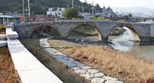 The Beolgyo Stone Arch Bridge spans the Beolgyo River in Beolgyo, South Jeolla Province, South Korea:The Beolgyo Stone Arch Bridge spans the Beolgyo River in Beolgyo, South Jeolla Province, South Korea.
Beolgyo Arch Bridge was originally built in 1729 and then called the Rainbow Bridge. Restored in 1737 and 1844 the bridge takes its present form from work completed in 1984.
Beolgyo Arch Bridge is Treasure # 304.