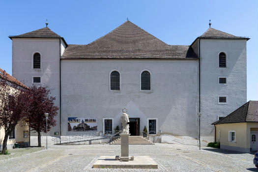 Bergkirche Eisenstadt, Portal. Davor die Nepomukstatue.