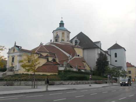 Gesamtansicht der Bergkirche in Eisenstadt mit dem Kalvarienberg (links)