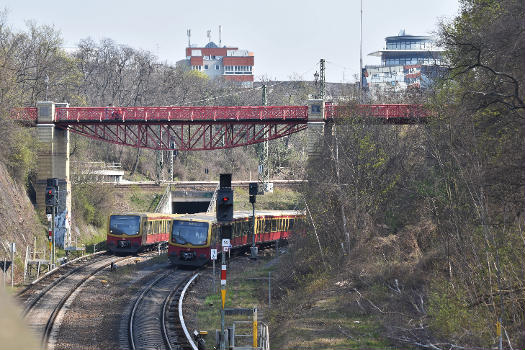 Berlin S-Bahn Bhf Humboldthain. Züge der Linien S2 und S25 zwischen Humboldthain und Gesundbrunnen.