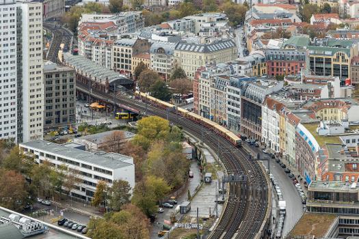 Blick vom Hotel Park Inn auf die S-Bahn mit dem Bahnhof Hackescher Markt